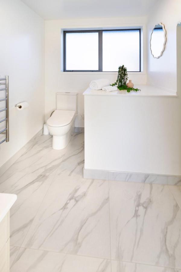 Urban Park Escape 2 Bed 2 Bath W/Carpark Appartement Christchurch Buitenkant foto