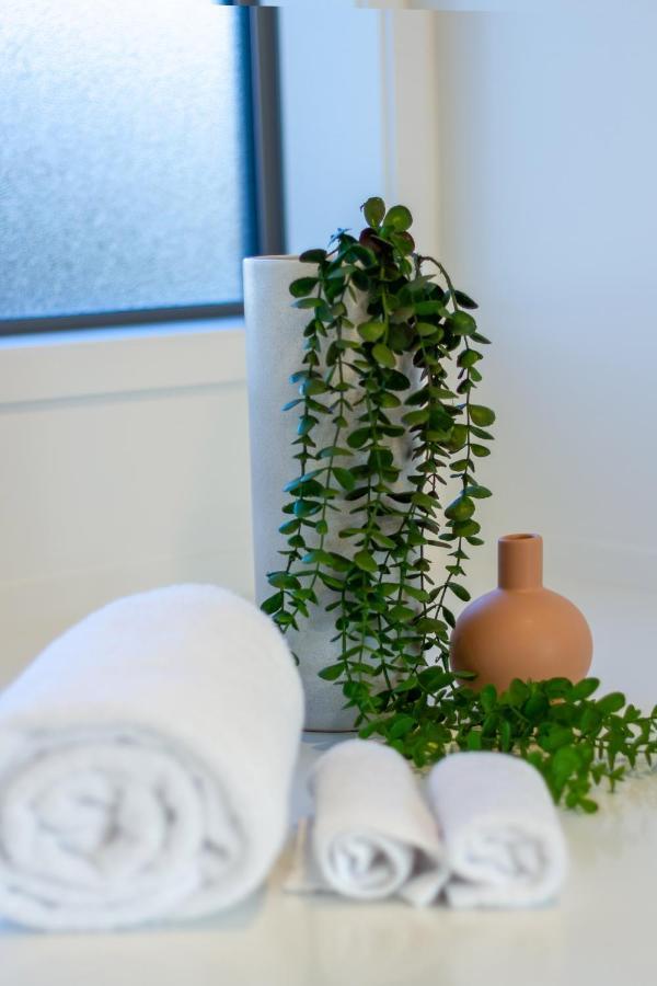 Urban Park Escape 2 Bed 2 Bath W/Carpark Appartement Christchurch Buitenkant foto